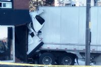 Un camion semi-remorque fonce dans un immeuble à Sherbrooke